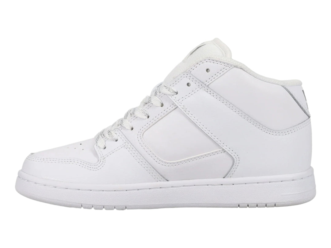 Tenis DC Shoes modelo Manteca 4 Mid en color blanco con detalles en plata y suela blanca.