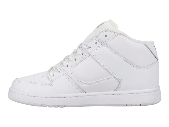 Tenis DC Shoes modelo Manteca 4 Mid en color blanco con detalles en plata y suela blanca.