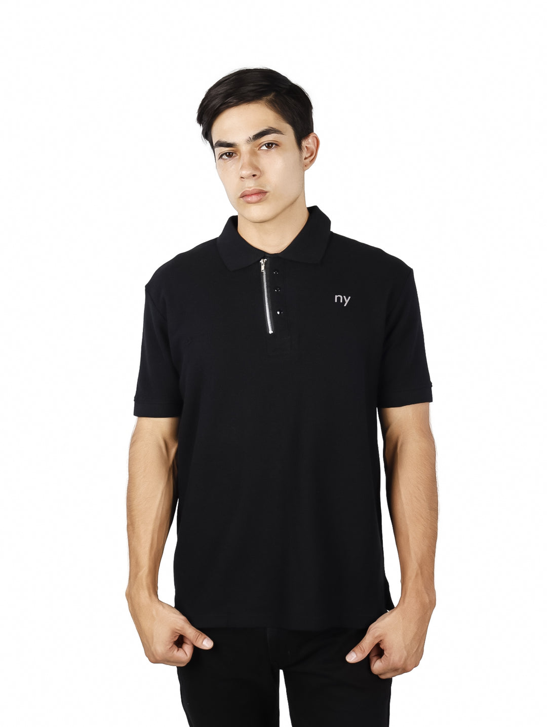 Hombre vistiendo playera polo negra de manga corta con cuello y cierre frontal corto.