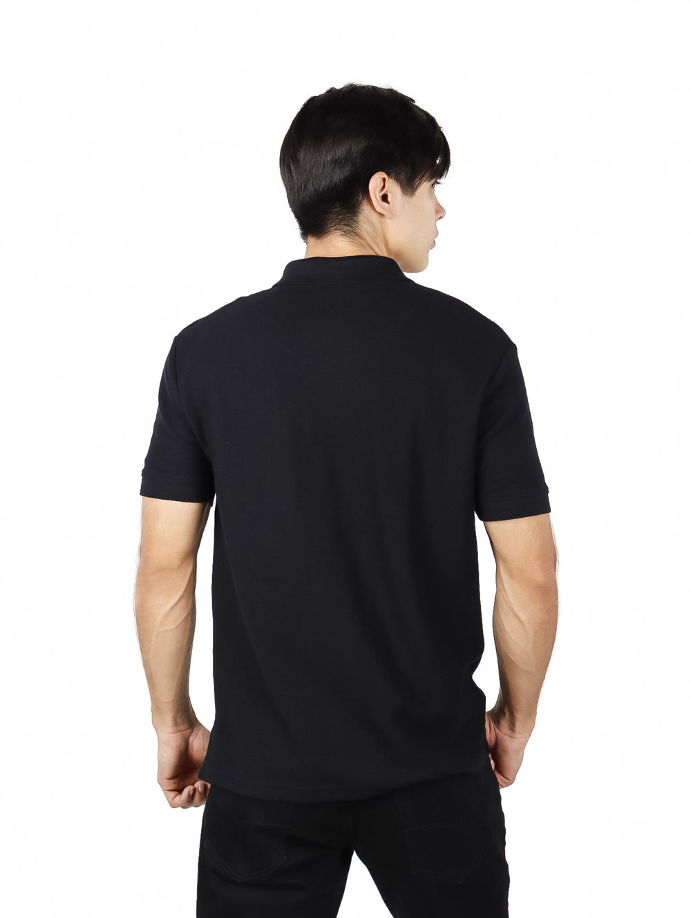 Hombre vistiendo playera polo negra de manga corta con cuello y cierre frontal corto.