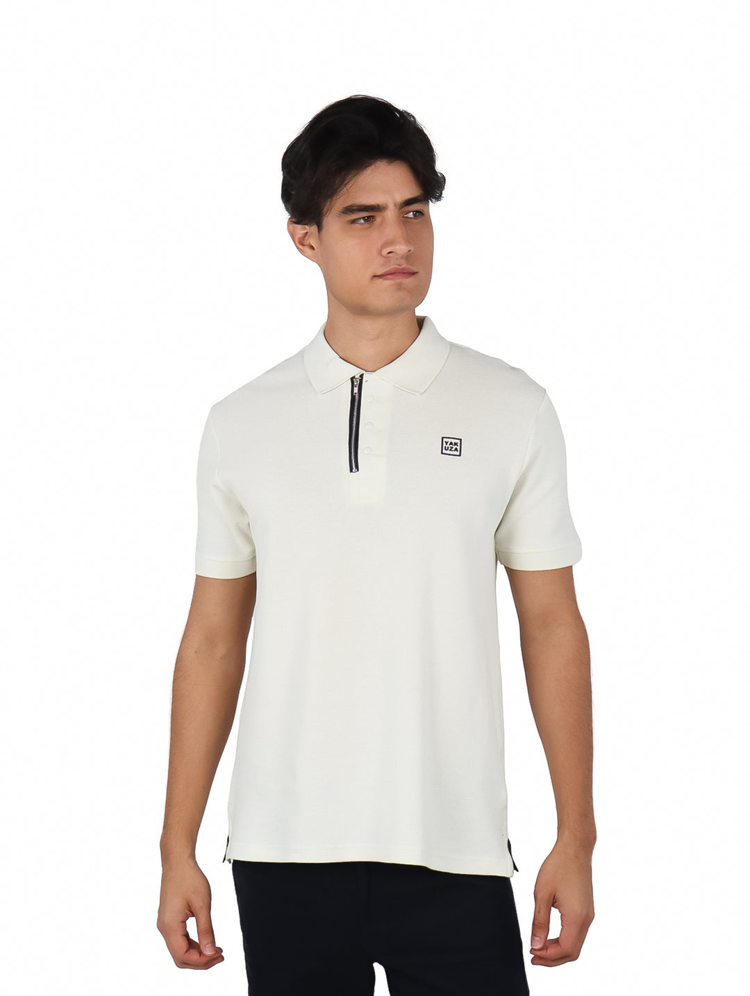Hombre vistiendo playera polo color beige con cierre frontal y manga corta.