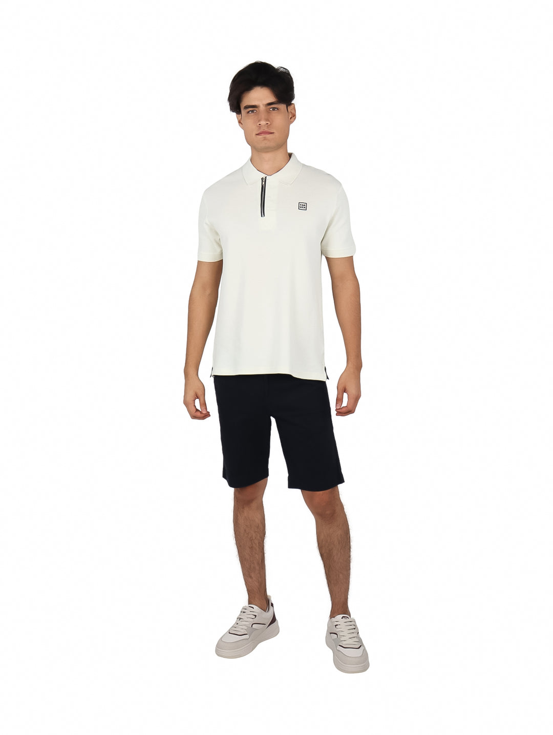 Hombre vistiendo playera polo color beige con cierre frontal y manga corta.
