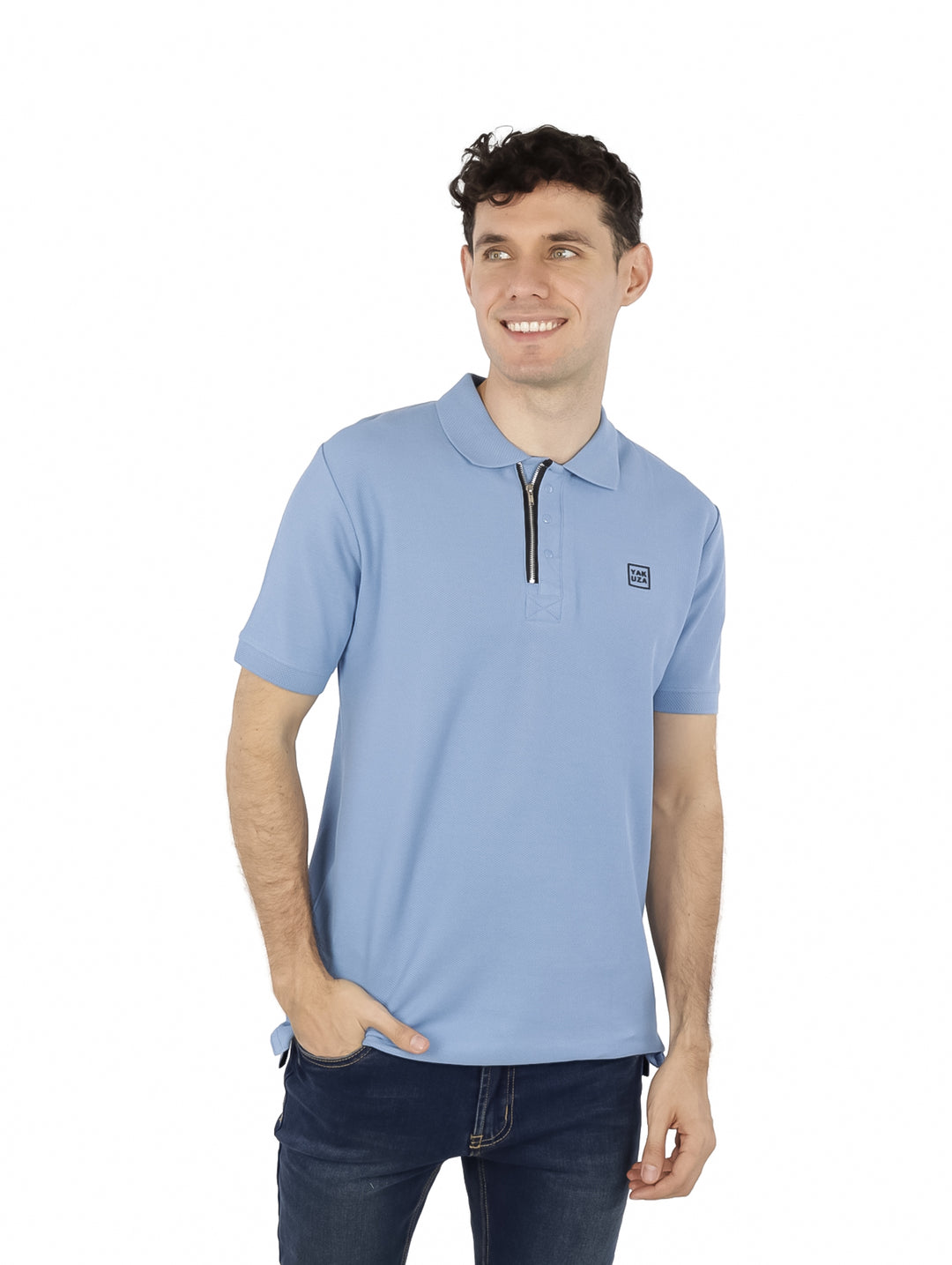 Hombre vistiendo una playera polo de color azul claro con cierre frontal y manga corta.