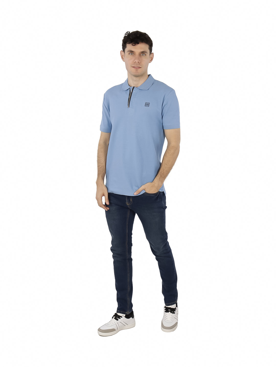 Hombre vistiendo una playera polo de color azul claro con cierre frontal y manga corta.