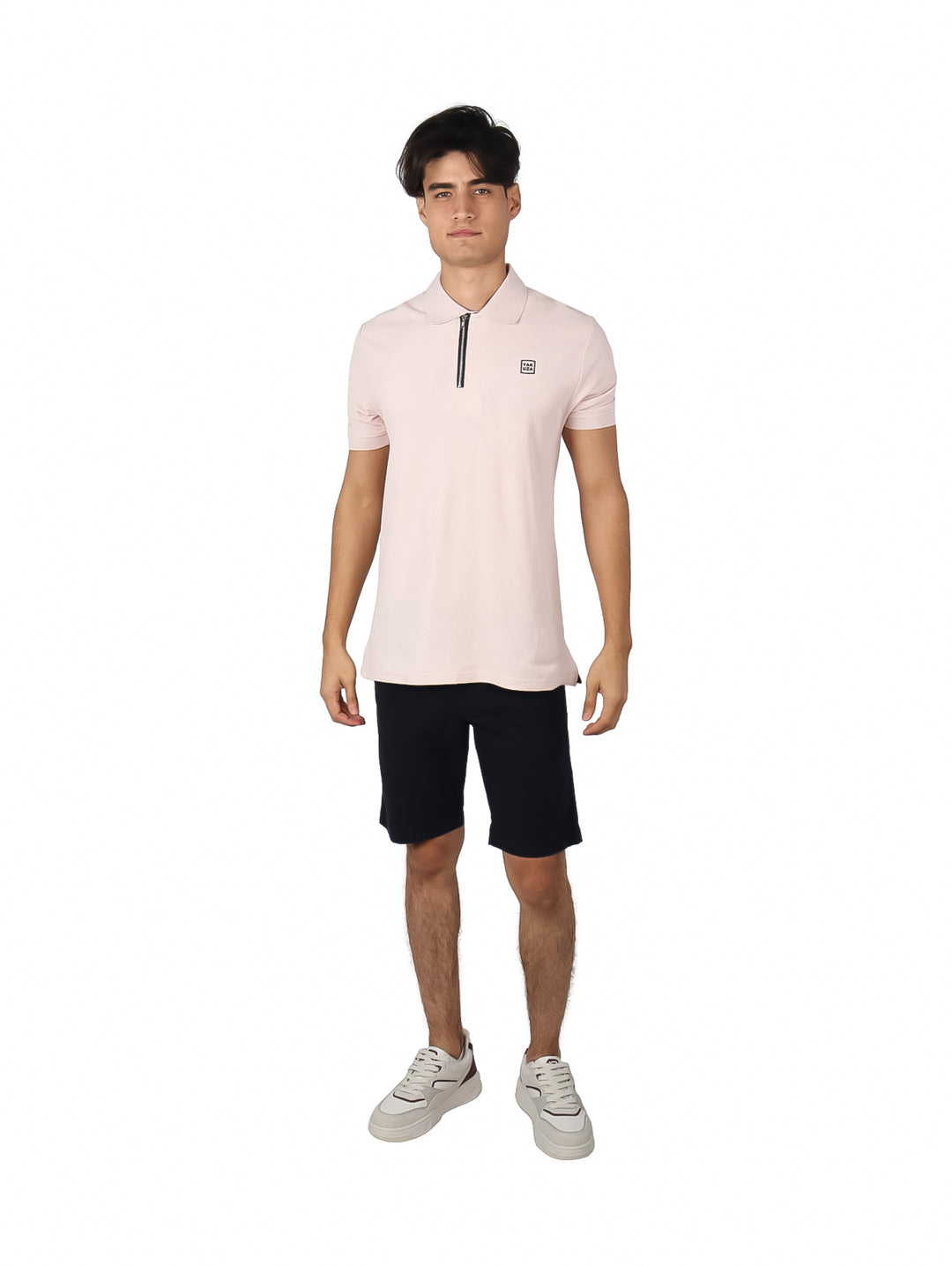 Hombre vistiendo playera polo color rosa claro con cierre en el cuello y un pequeño parche en el pecho.