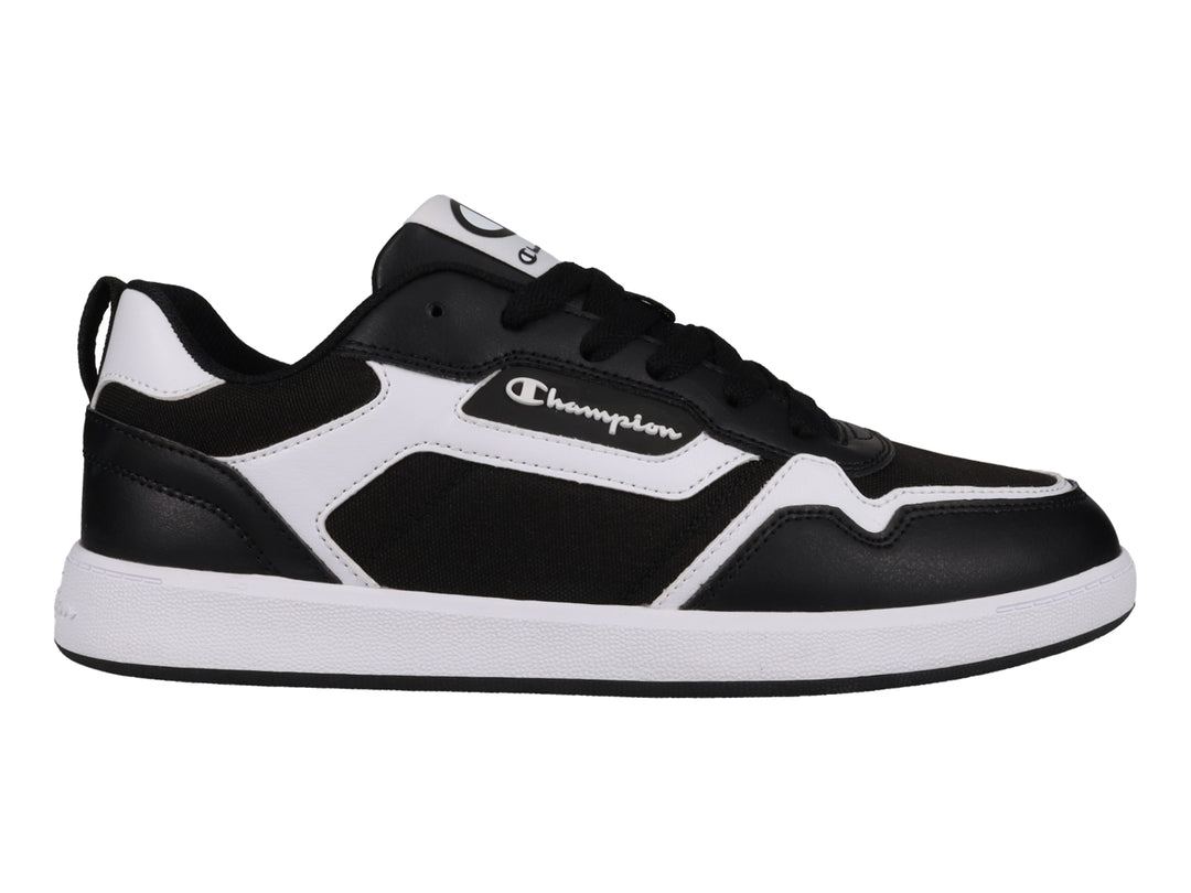 Tenis deportivos Champion de color negro y blanco con suela blanca.