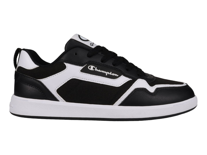 Tenis deportivos Champion de color negro y blanco con suela blanca.