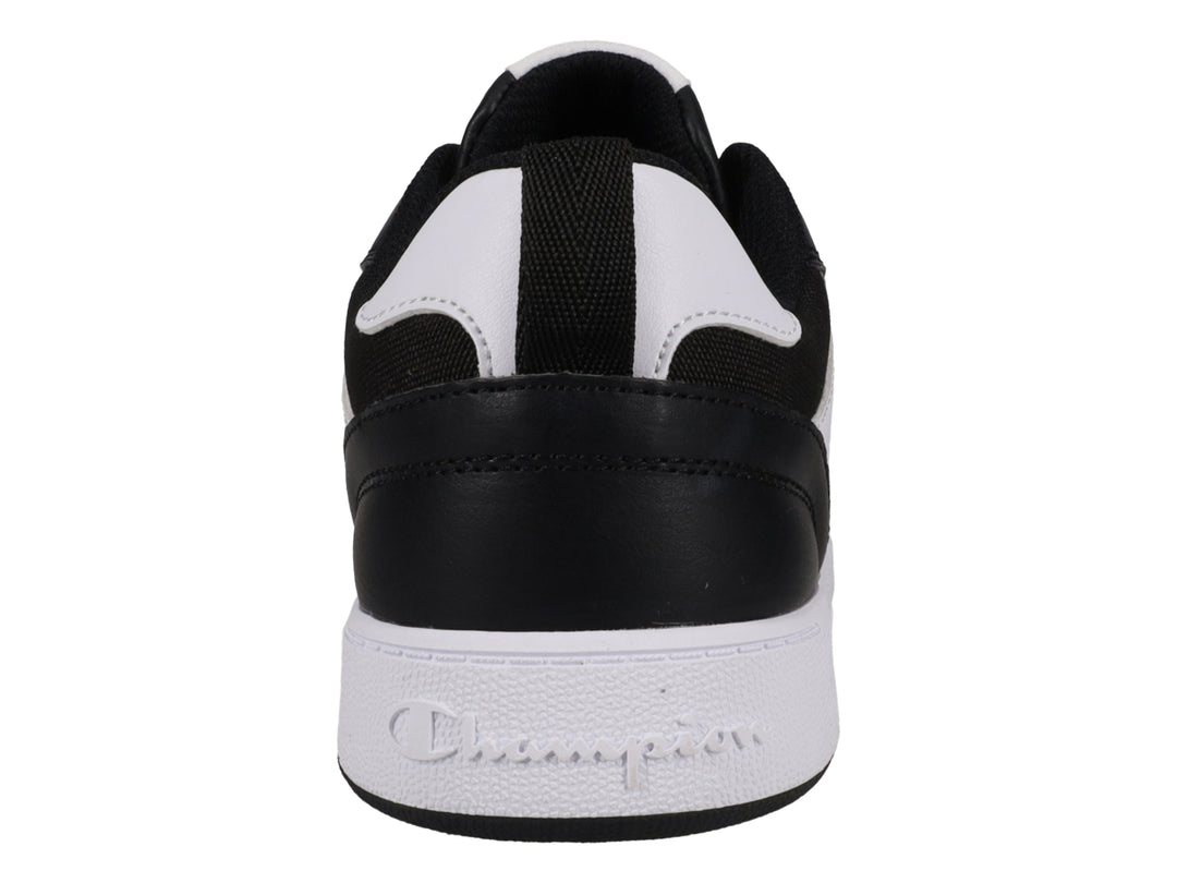 Tenis deportivos Champion de color negro y blanco con suela blanca.