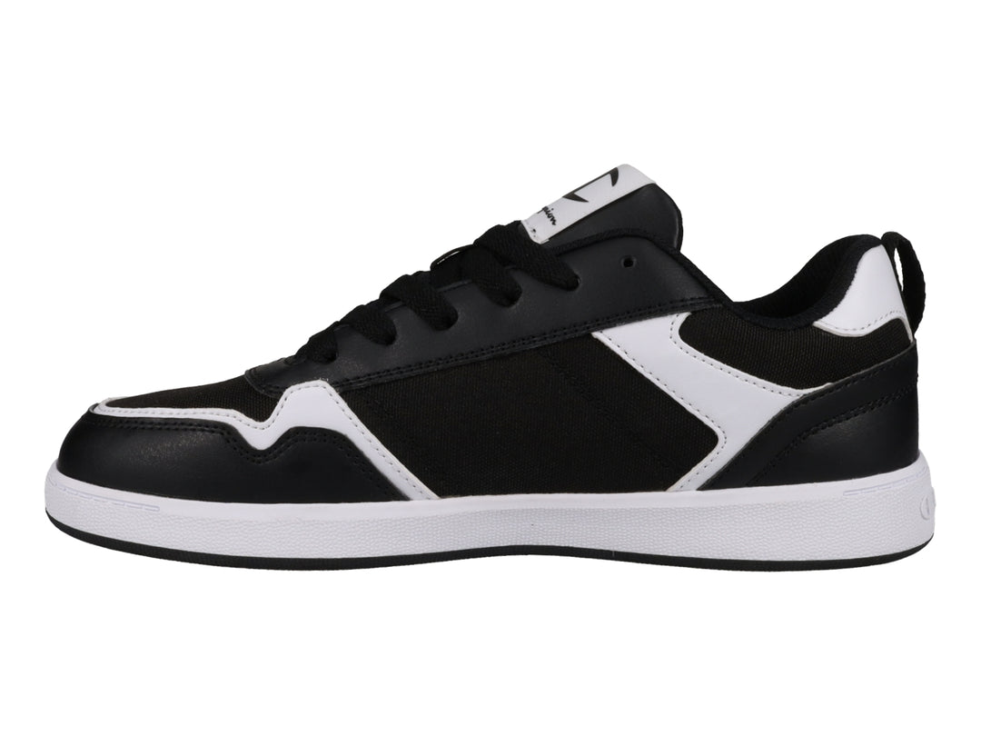 Tenis deportivos Champion de color negro y blanco con suela blanca.