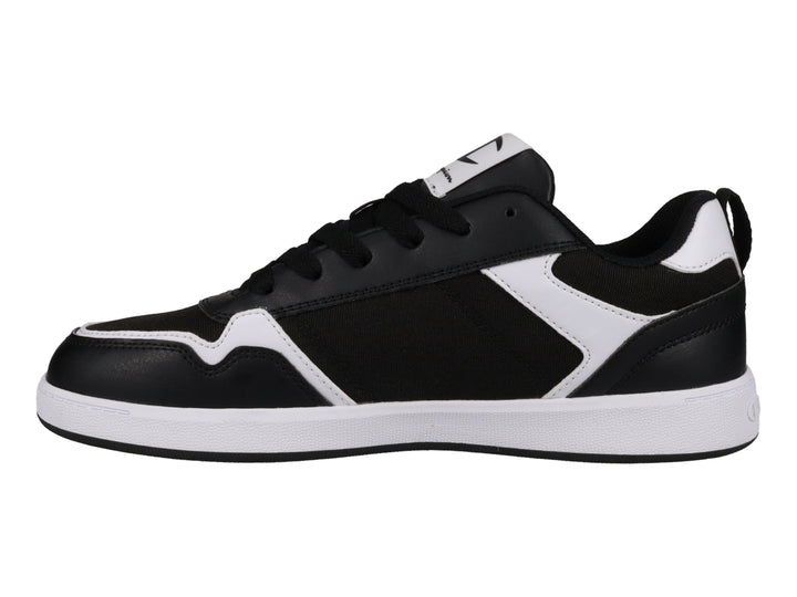 Tenis deportivos Champion de color negro y blanco con suela blanca.