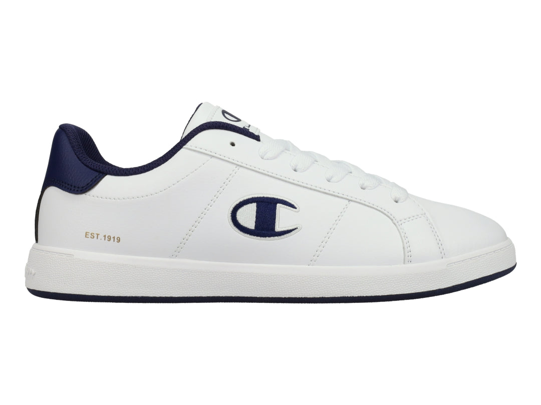Tenis Champion blancos con detalles en azul marino en el cuello y la base de la suela.