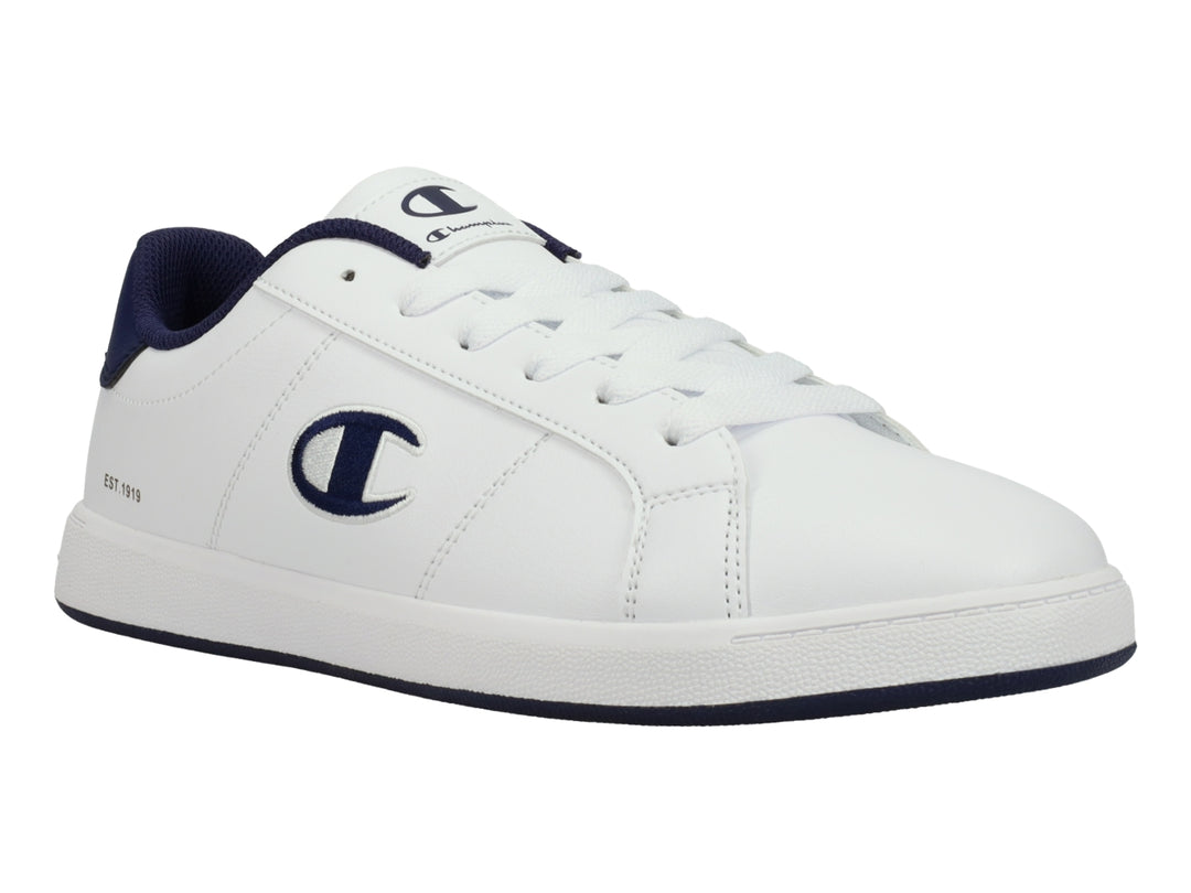 Tenis Champion blancos con detalles en azul marino en el cuello y la base de la suela.