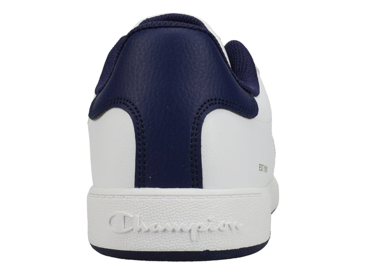 Tenis Champion blancos con detalles en azul marino en el cuello y la base de la suela.