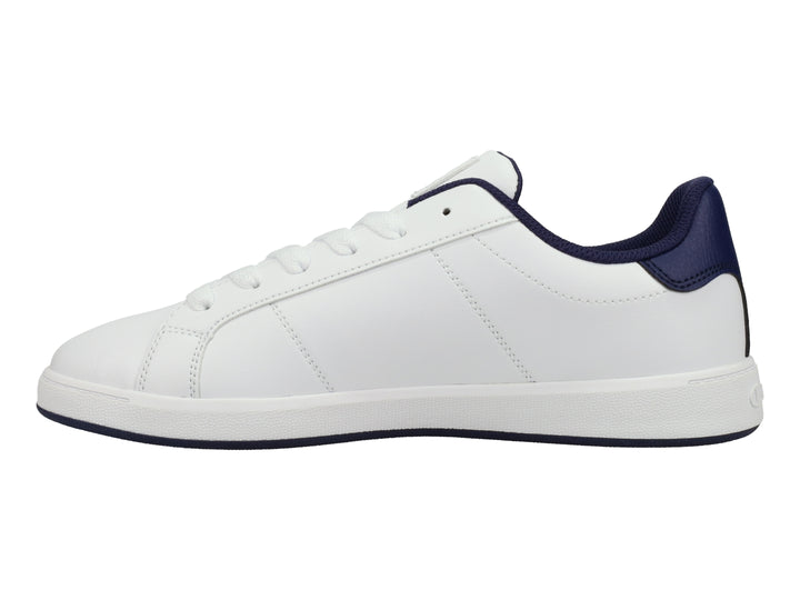 Tenis Champion blancos con detalles en azul marino en el cuello y la base de la suela.