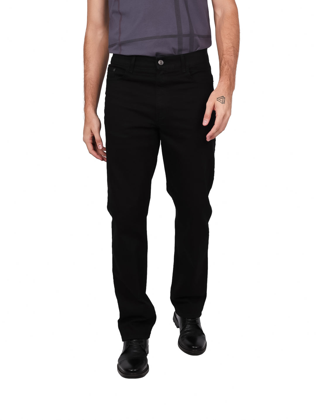 Hombre vistiendo pantalones jeans color negro de corte recto y zapatos negros sobre fondo blanco.