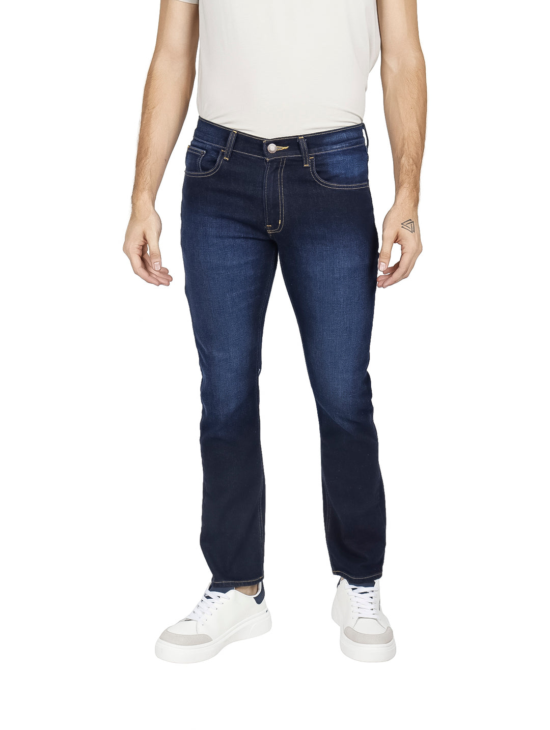 Hombre vistiendo pantalones jeans OGGI en color azul oscuro Dark Stone.