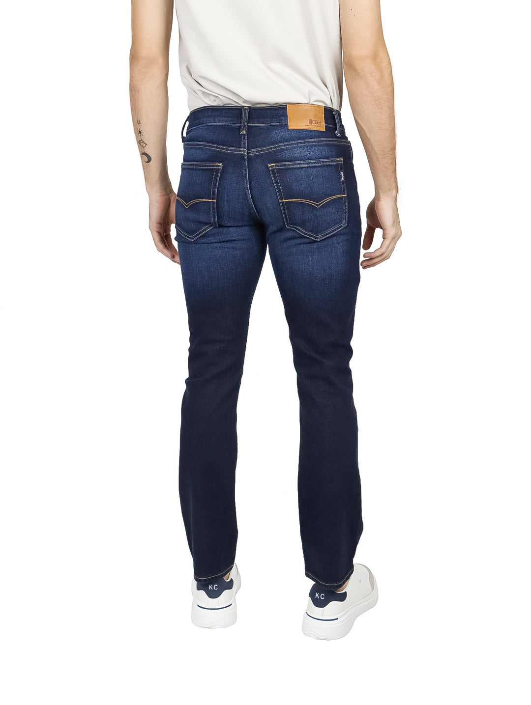 Hombre vistiendo pantalones jeans OGGI en color azul oscuro Dark Stone.