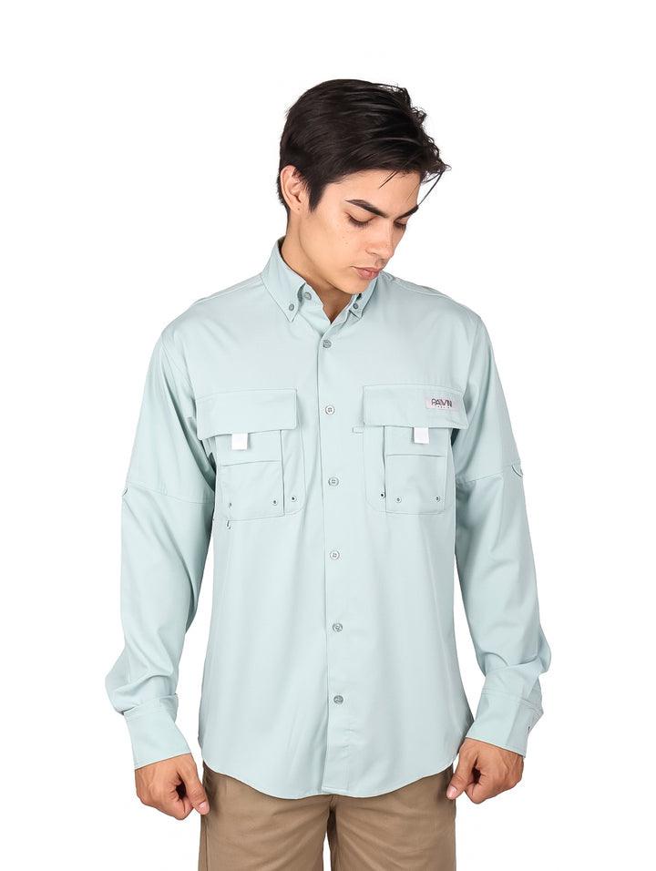 Camisa PAVINI de manga larga en color verde claro con bolsillos frontales.