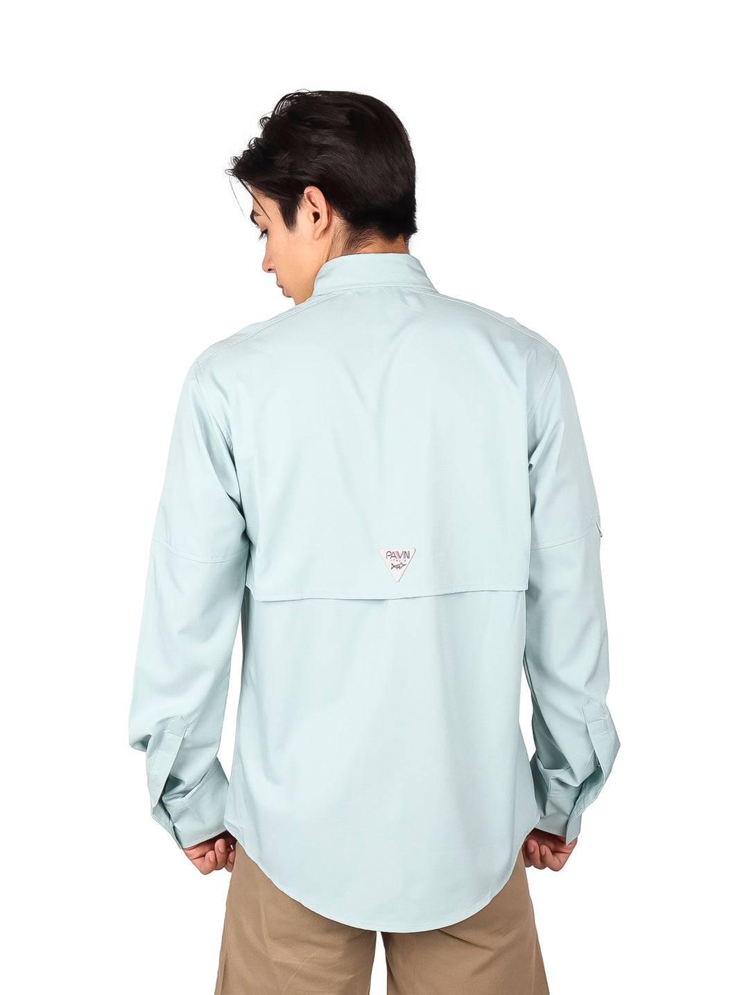Camisa PAVINI de manga larga en color verde claro con bolsillos frontales.