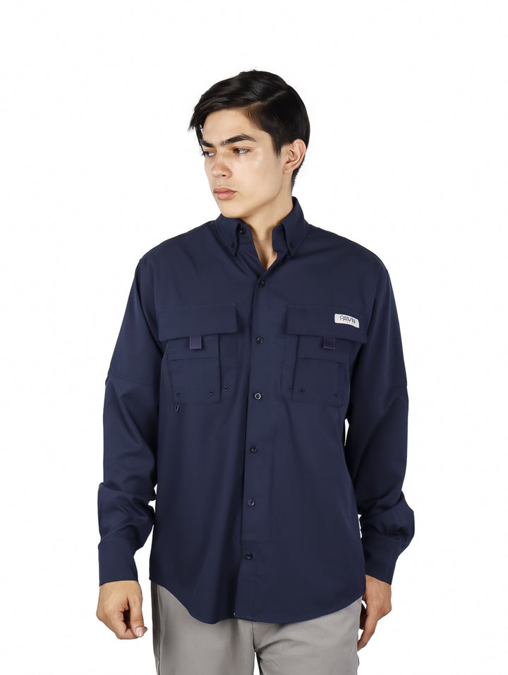 Hombre vistiendo una camisa de manga larga color azul marino con bolsillos frontales.