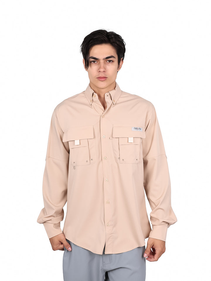Hombre vistiendo una camisa color beige de manga larga con dos bolsillos frontales.