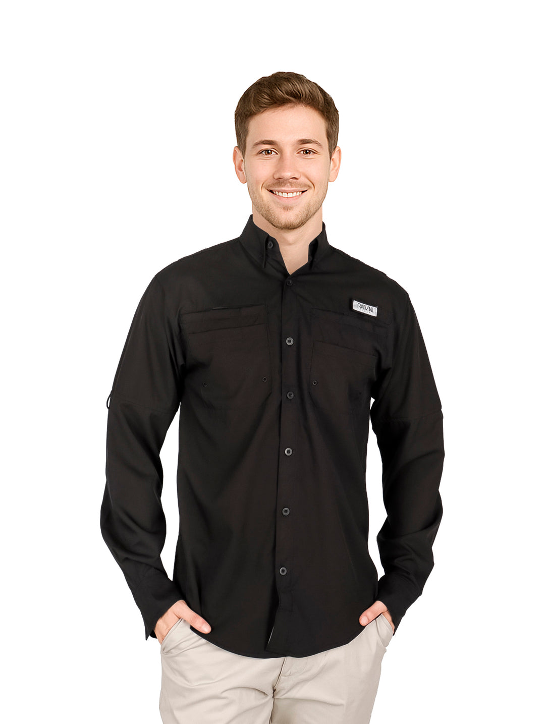 Hombre usando una camisa negra de manga larga y pantalones beige.