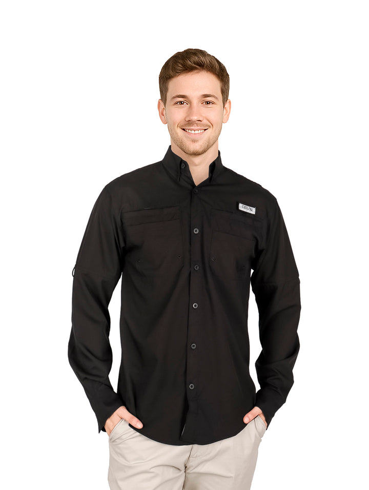 Hombre usando una camisa negra de manga larga y pantalones beige.