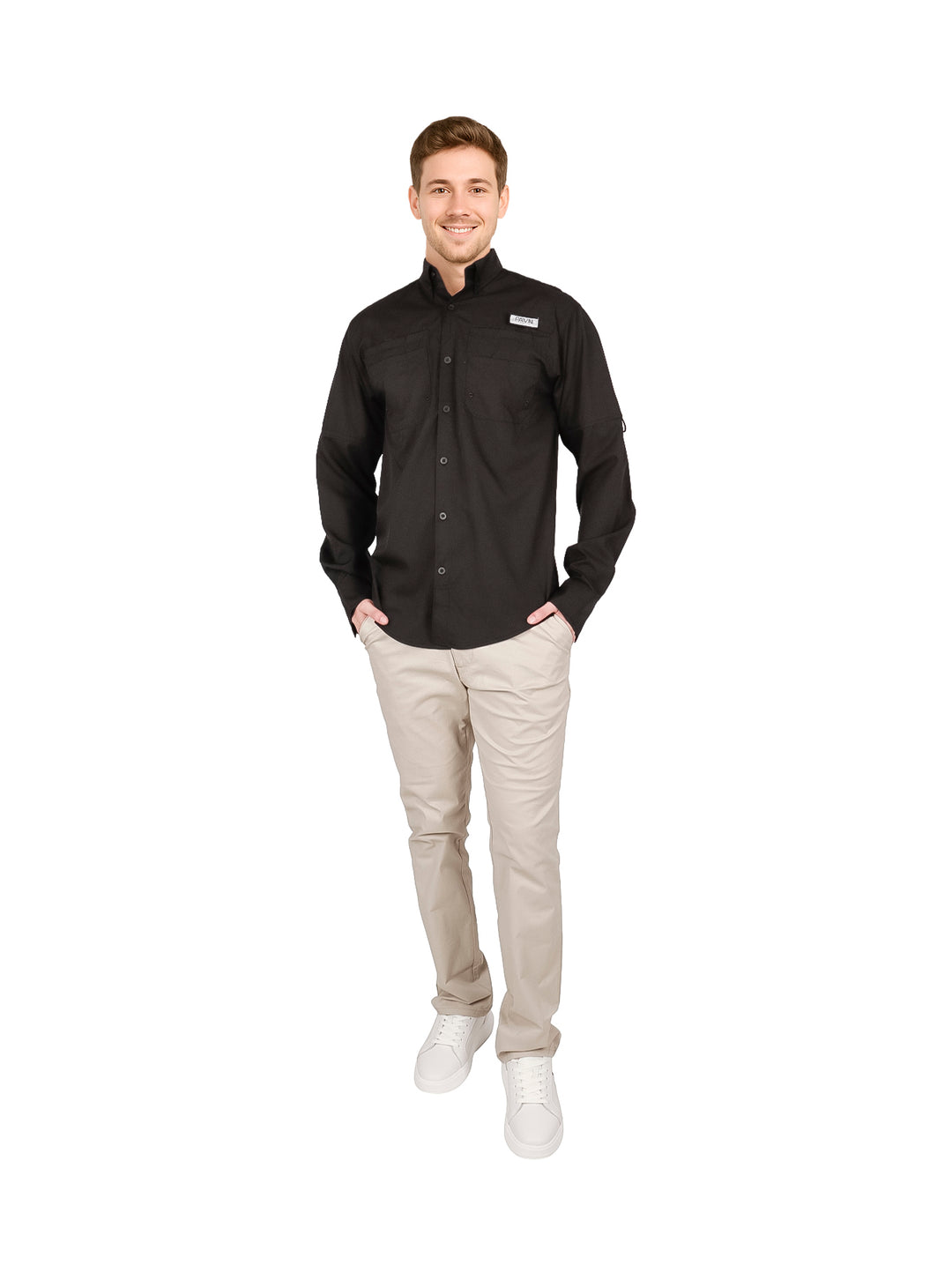 Hombre usando una camisa negra de manga larga y pantalones beige.