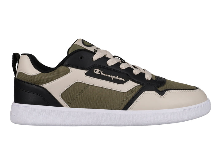 Tenis Champion de lona en colores oliva, beige y negro con suela blanca.