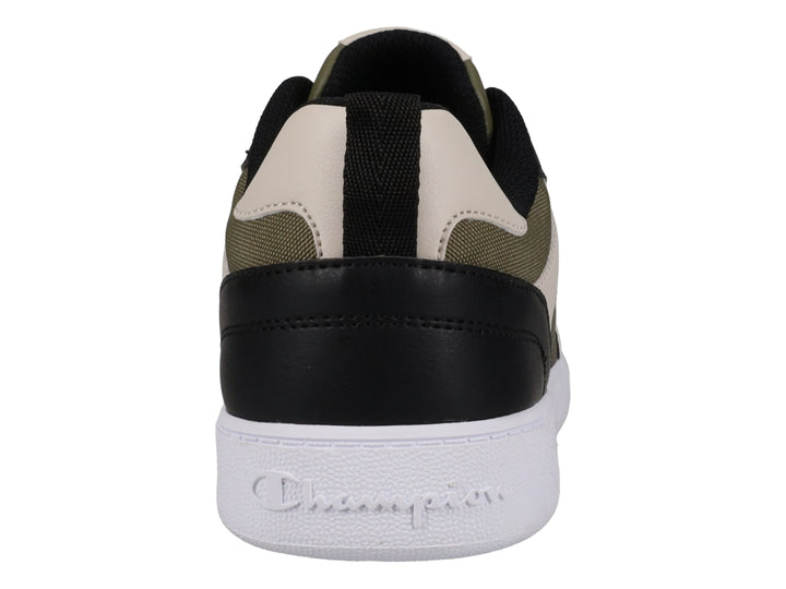 Tenis Champion de lona en colores oliva, beige y negro con suela blanca.