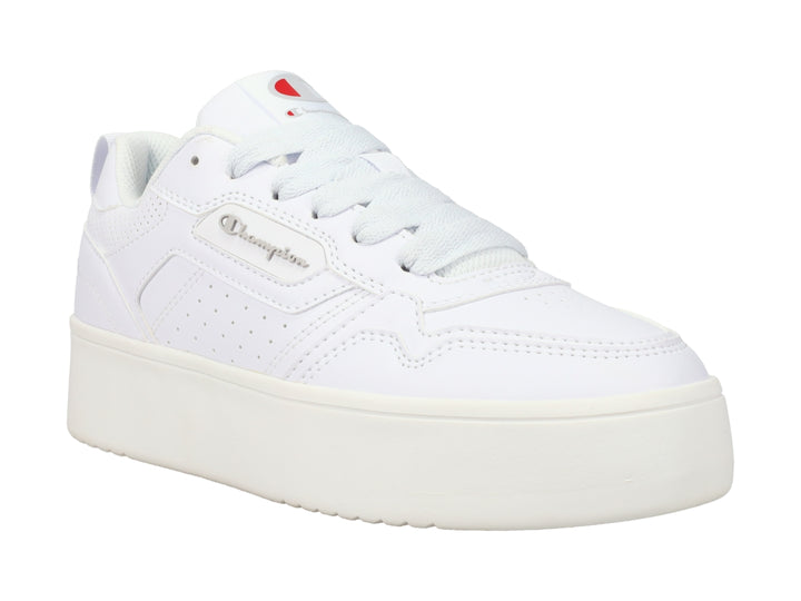 Tenis blancos de plataforma marca Champion con detalles perforados y suela gruesa.