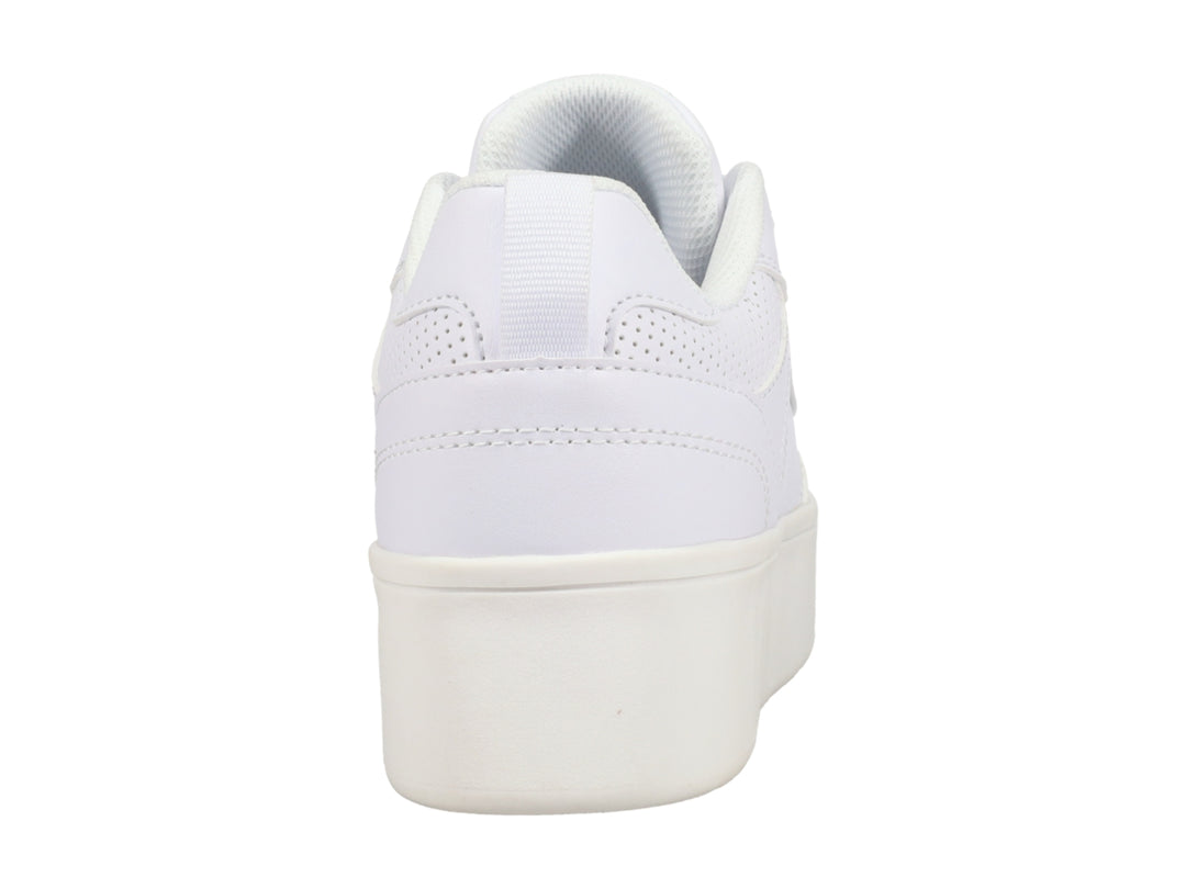 Tenis blancos de plataforma marca Champion con detalles perforados y suela gruesa.