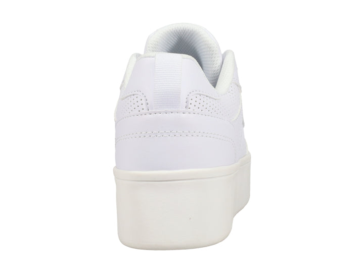 Tenis blancos de plataforma marca Champion con detalles perforados y suela gruesa.