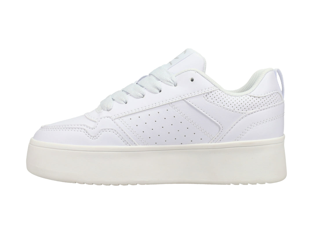 Tenis blancos de plataforma marca Champion con detalles perforados y suela gruesa.