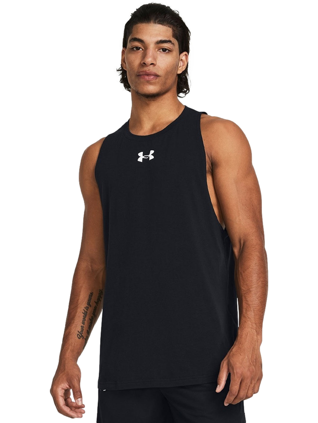 Hombre vistiendo una camiseta deportiva sin mangas de color negro con logo blanco de Under Armour.