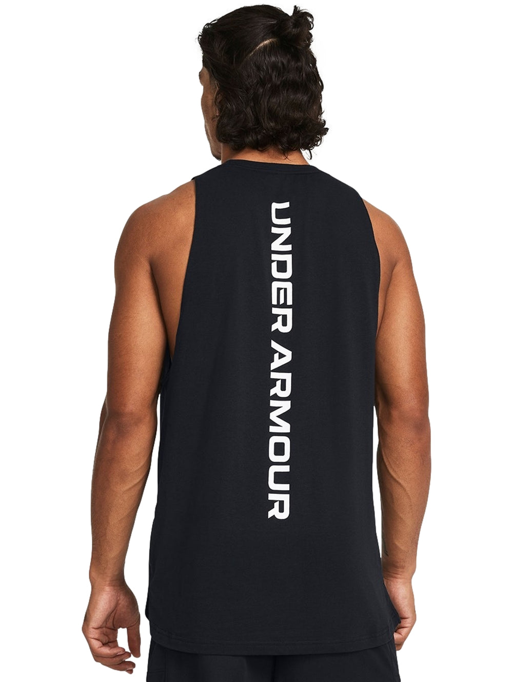 Hombre vistiendo una camiseta deportiva sin mangas de color negro con logo blanco de Under Armour.