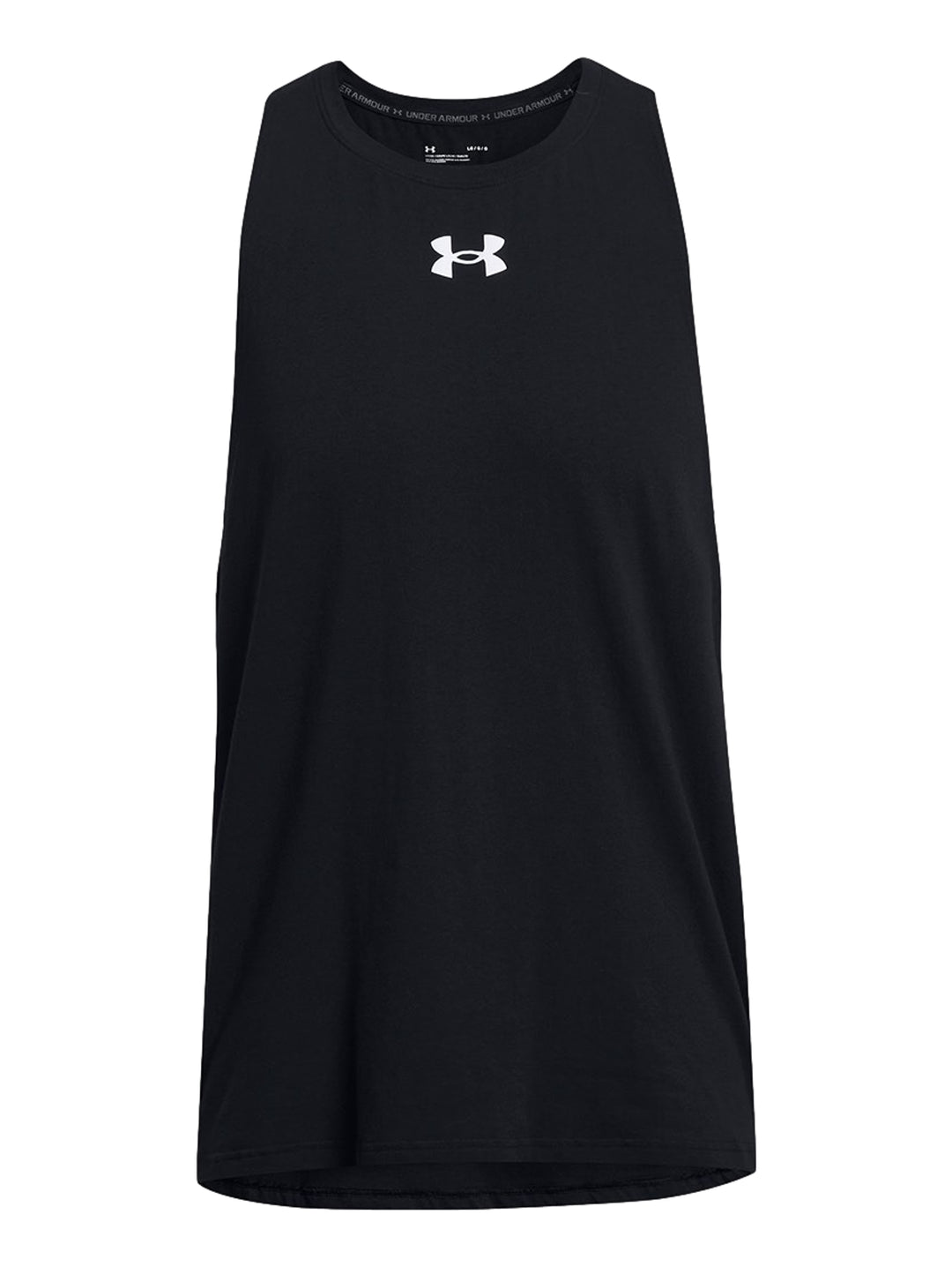 Hombre vistiendo una camiseta deportiva sin mangas de color negro con logo blanco de Under Armour.