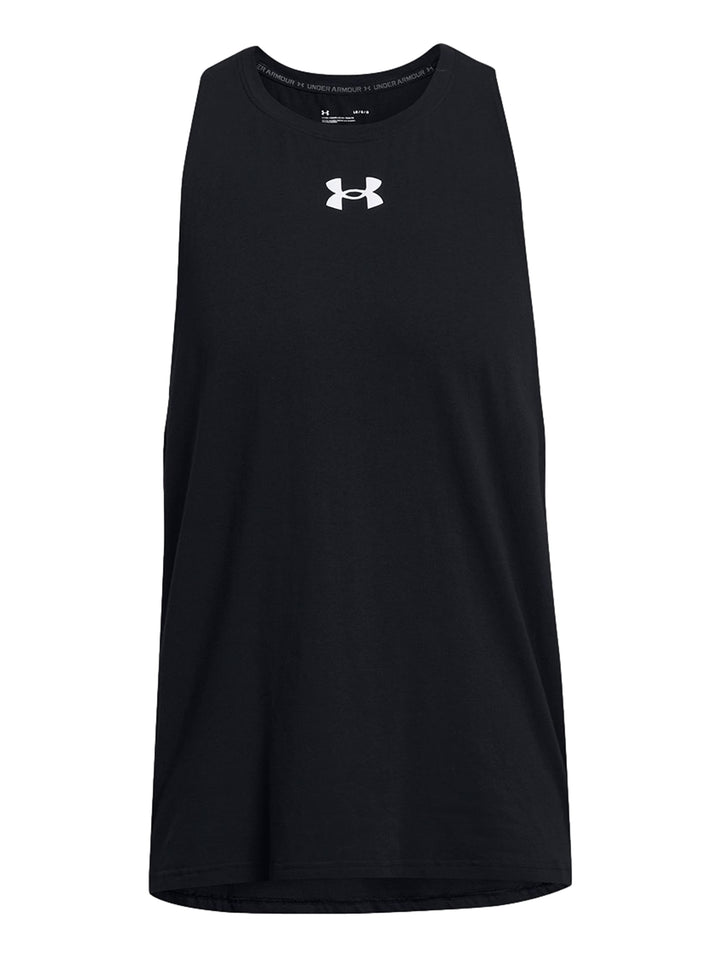 Hombre vistiendo una camiseta deportiva sin mangas de color negro con logo blanco de Under Armour.