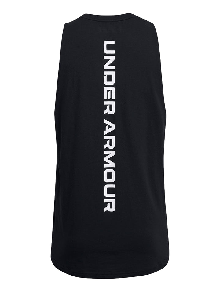 Hombre vistiendo una camiseta deportiva sin mangas de color negro con logo blanco de Under Armour.