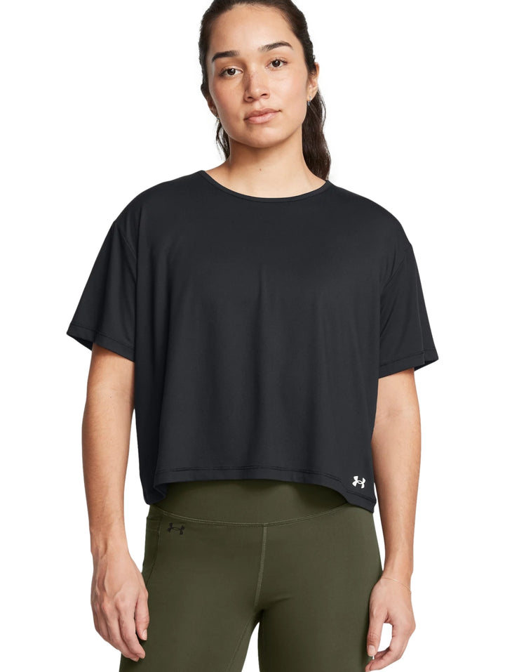 Mujer vistiendo una camiseta deportiva de manga corta color negro de la marca Under Armour.