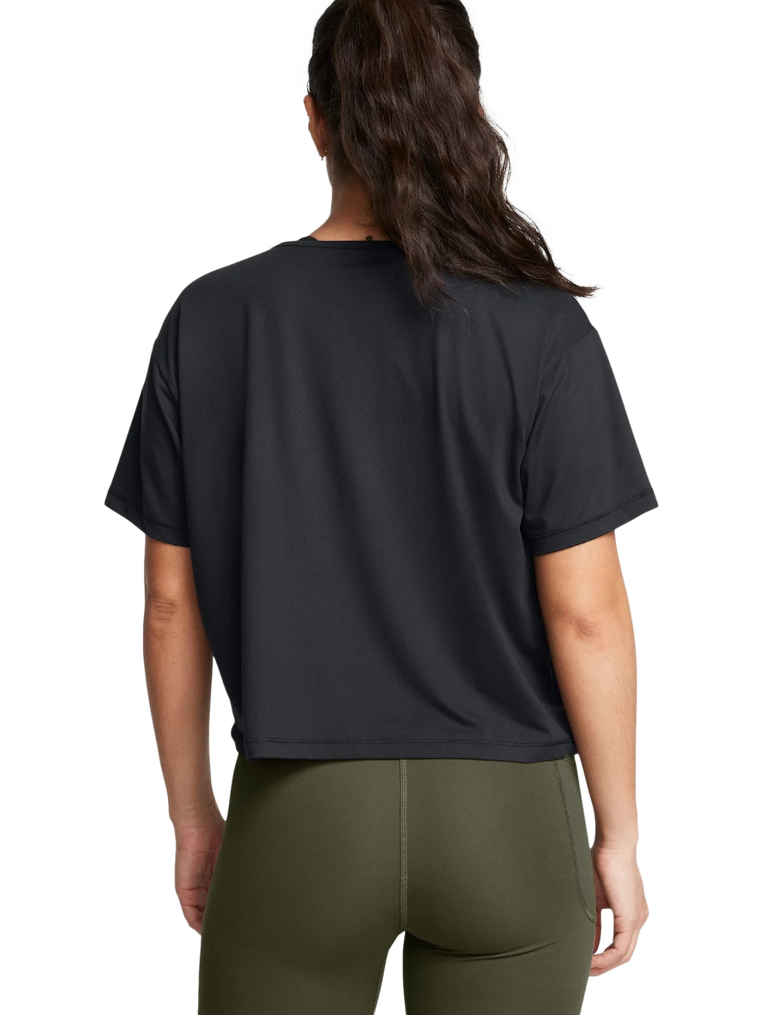 Mujer vistiendo una camiseta deportiva de manga corta color negro de la marca Under Armour.