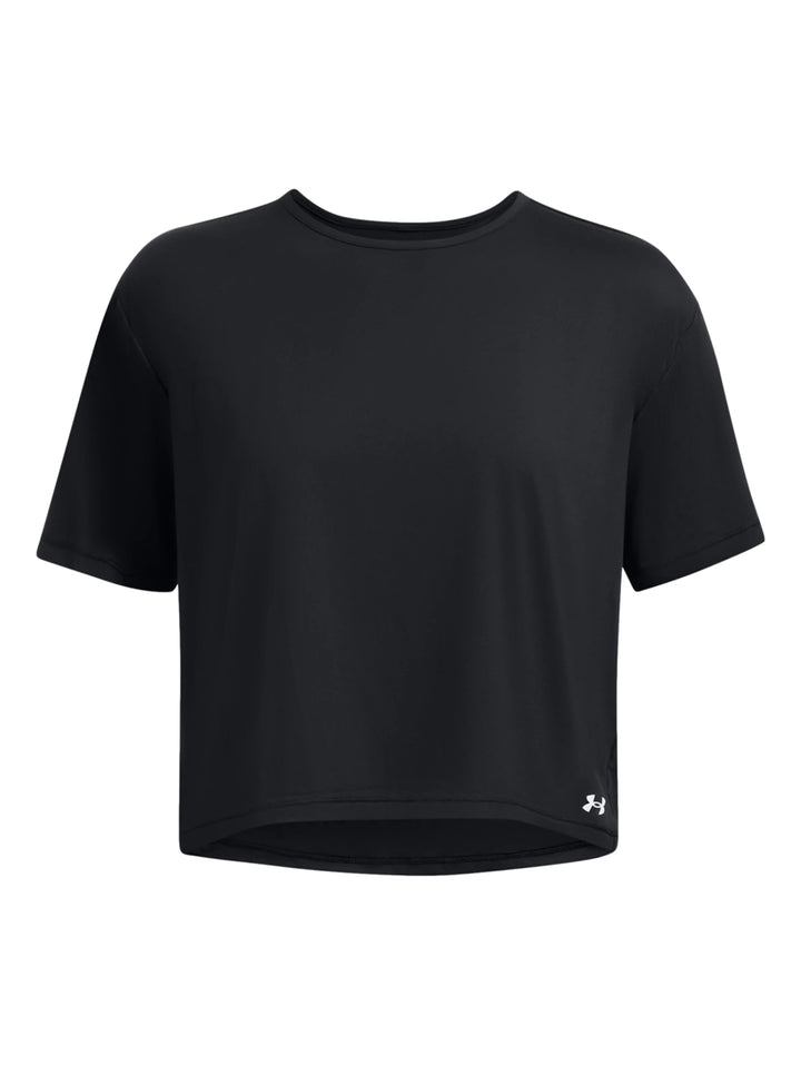 Mujer vistiendo una camiseta deportiva de manga corta color negro de la marca Under Armour.