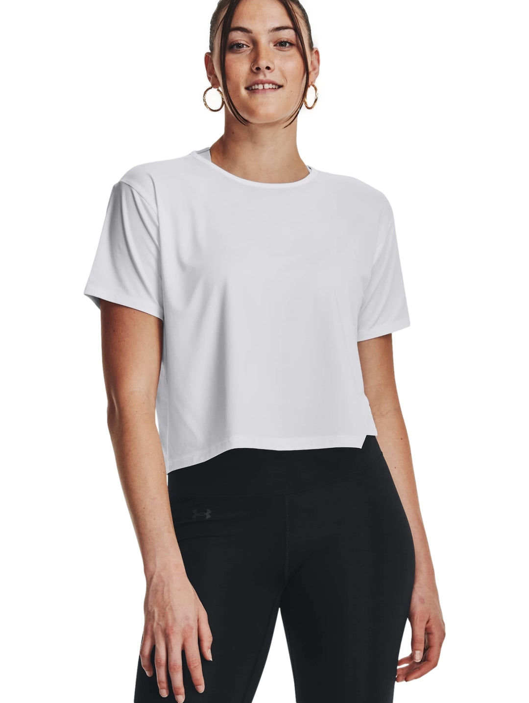 Mujer vistiendo una playera deportiva de manga corta color blanco de la marca Under Armour.