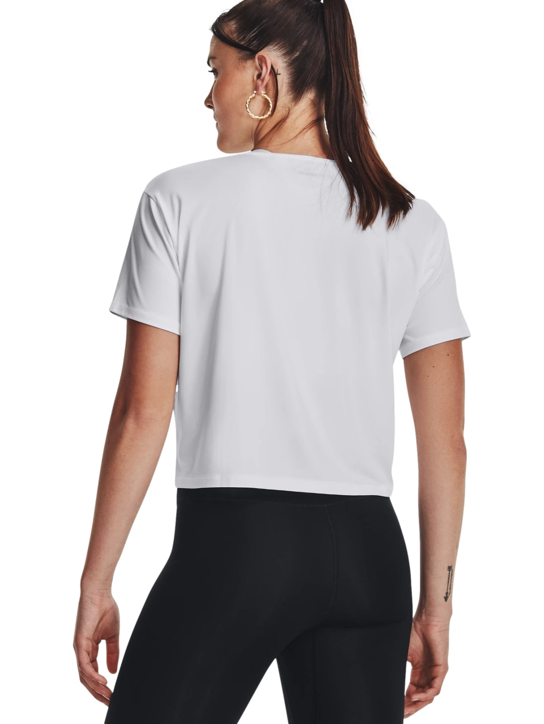 Mujer vistiendo una playera deportiva de manga corta color blanco de la marca Under Armour.