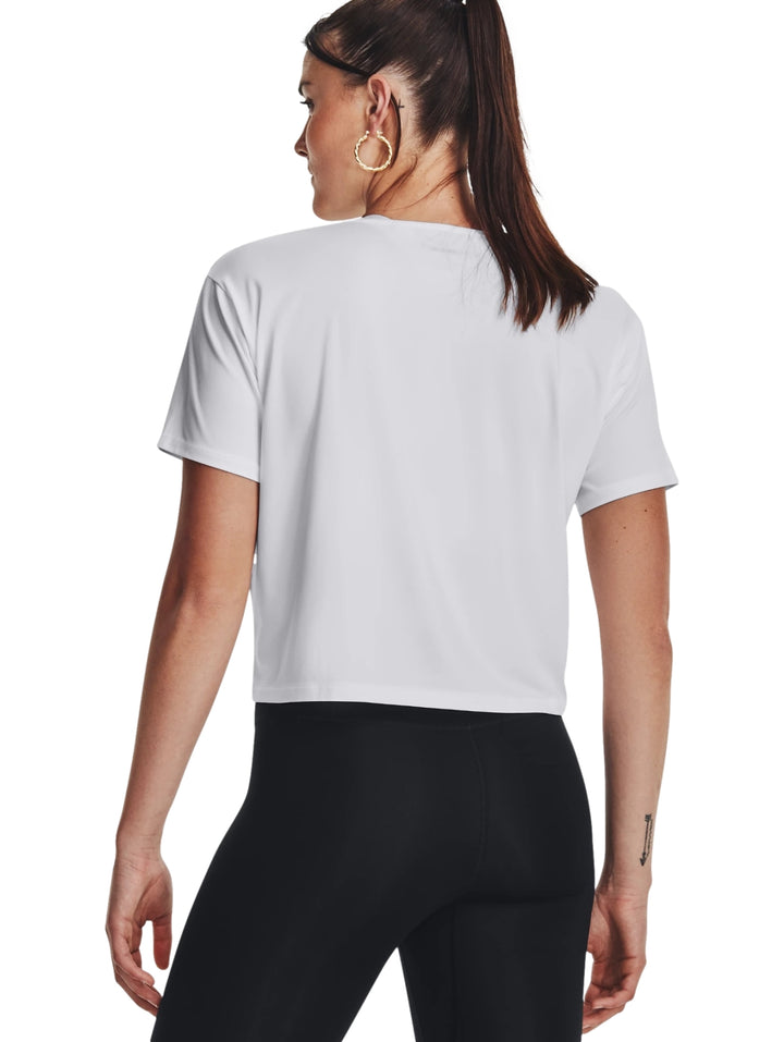 Mujer vistiendo una playera deportiva de manga corta color blanco de la marca Under Armour.