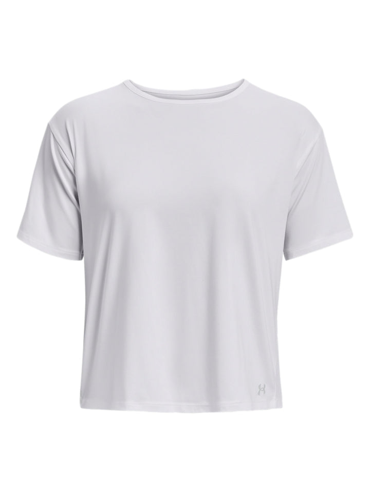 Mujer vistiendo una playera deportiva de manga corta color blanco de la marca Under Armour.
