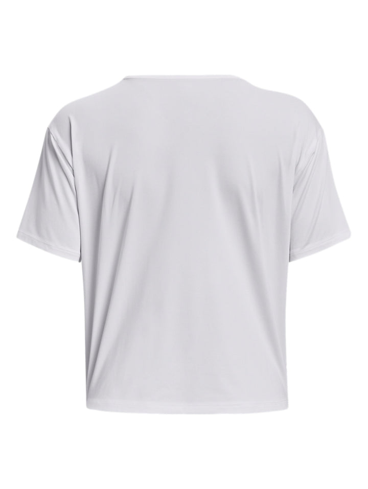 Mujer vistiendo una playera deportiva de manga corta color blanco de la marca Under Armour.