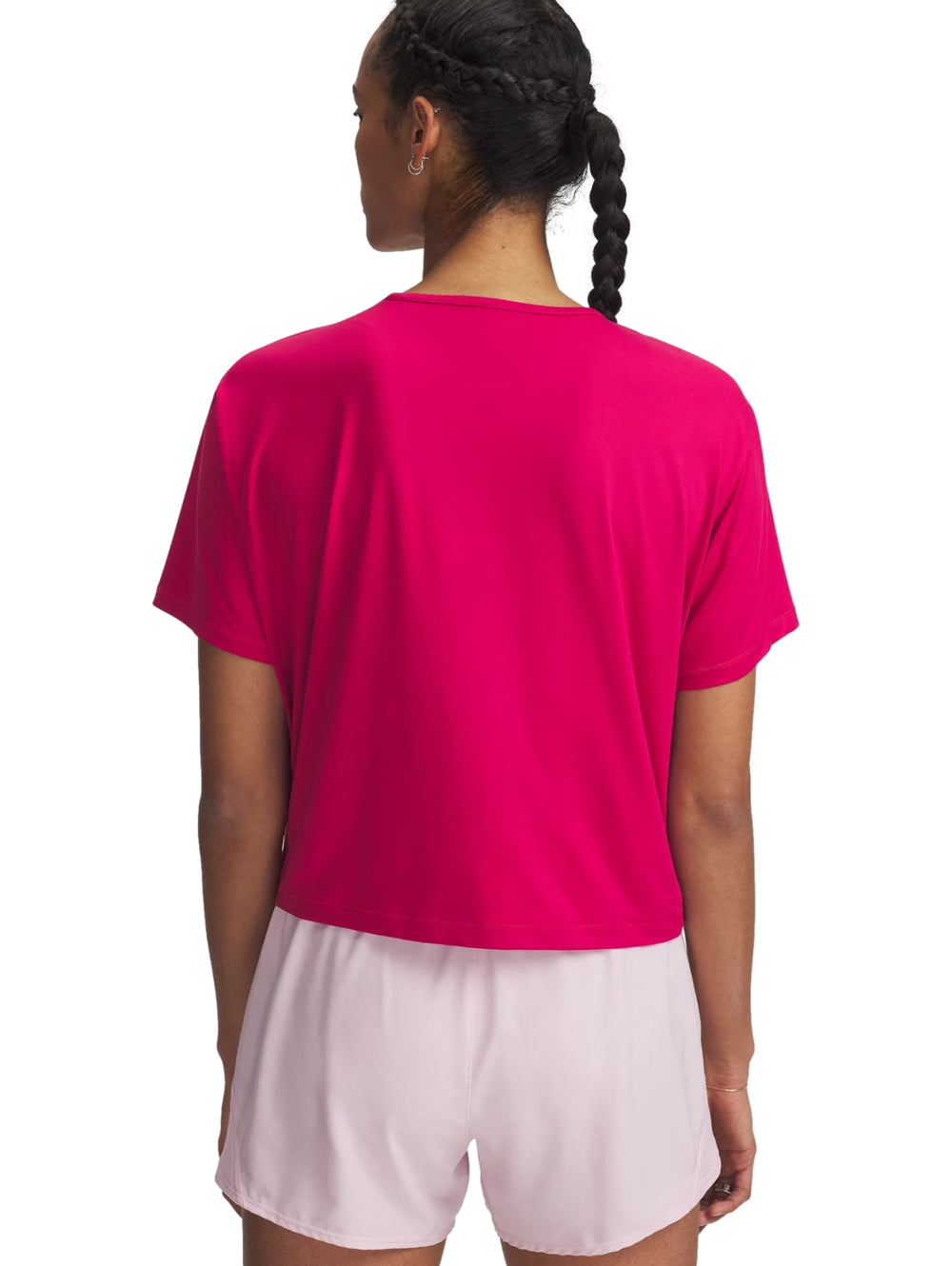 Mujer vistiendo una camiseta deportiva de manga corta color rosa intenso de la marca Under Armour.