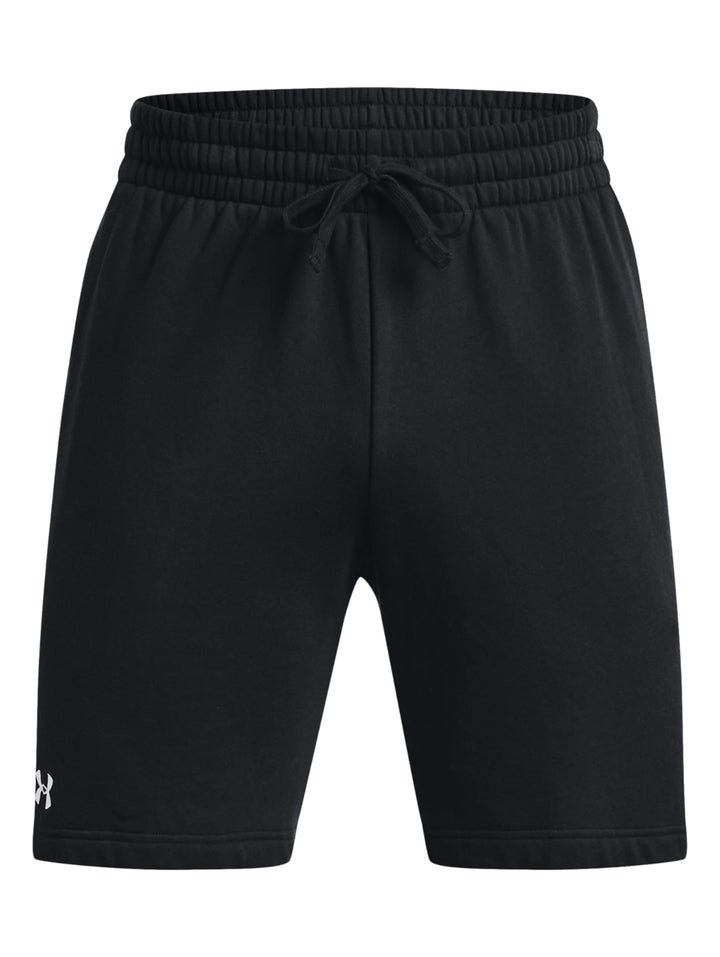 Hombre vistiendo shorts deportivos negros de Under Armour con logo blanco.