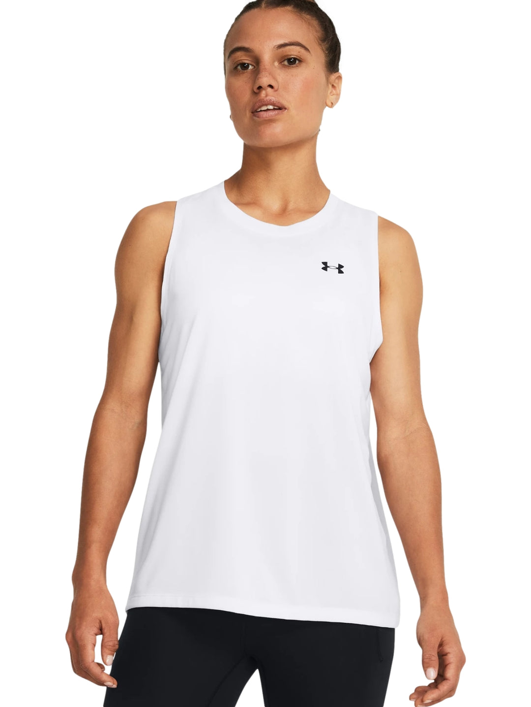 Camiseta deportiva blanca sin mangas de Under Armour para mujer.